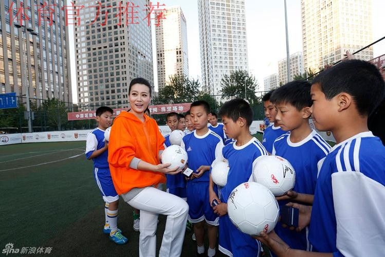 佩兰辅导小学生训练 形象大使谭晶同互动 佩兰辅导小学生训练 形象大使谭晶同互动